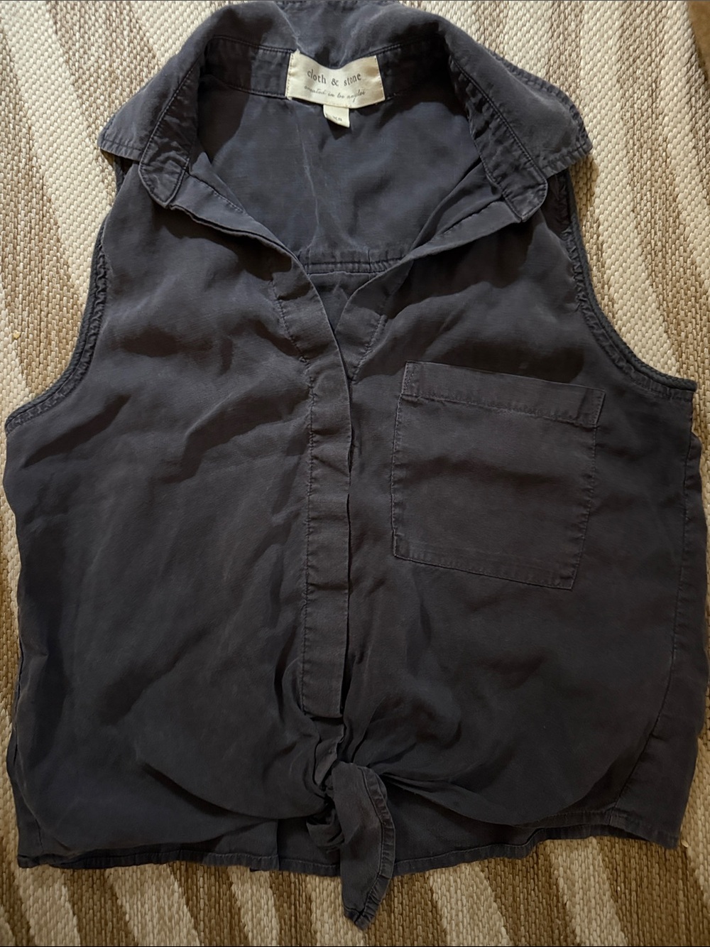 cloth & stone Charcoal Tie-Front Sleeveless Button Top